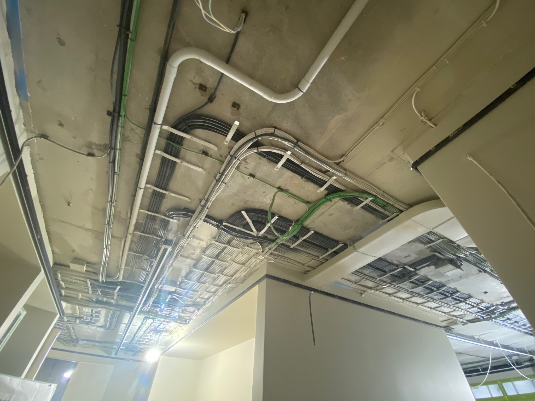 Кабельные трассы и разводка под потолком