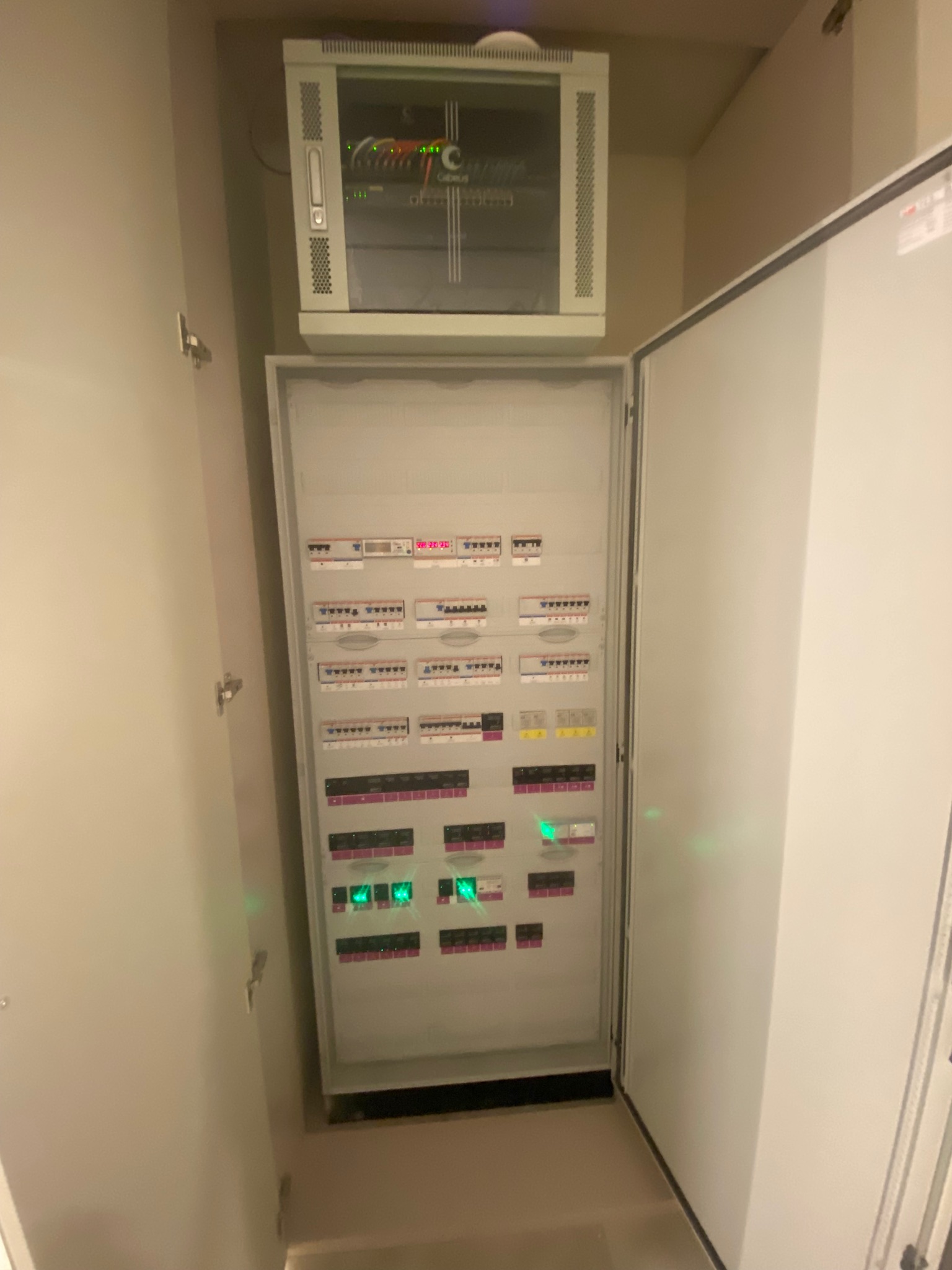 Щитовая и телеком шкаф