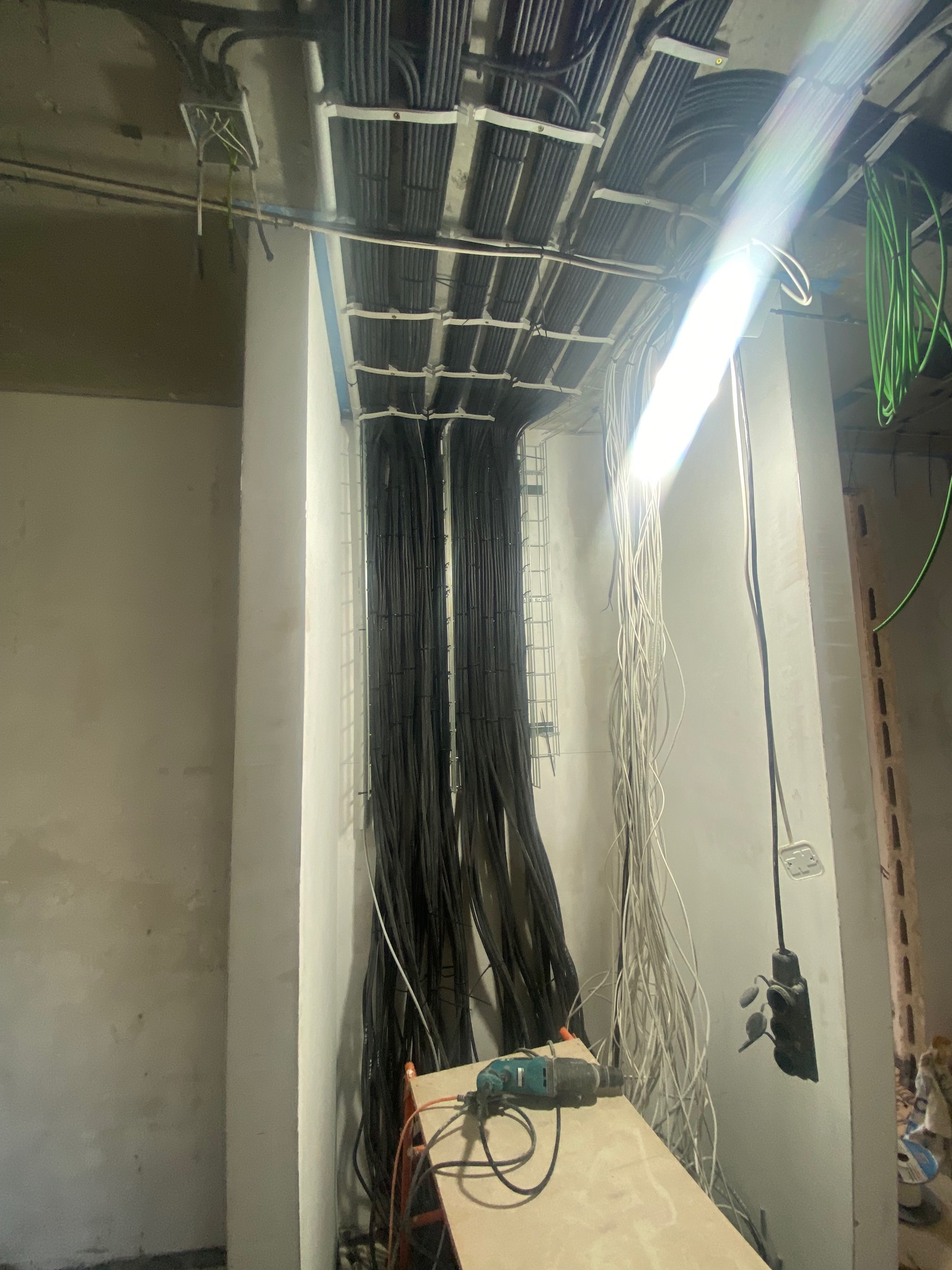 Вертикальный кабельный канал